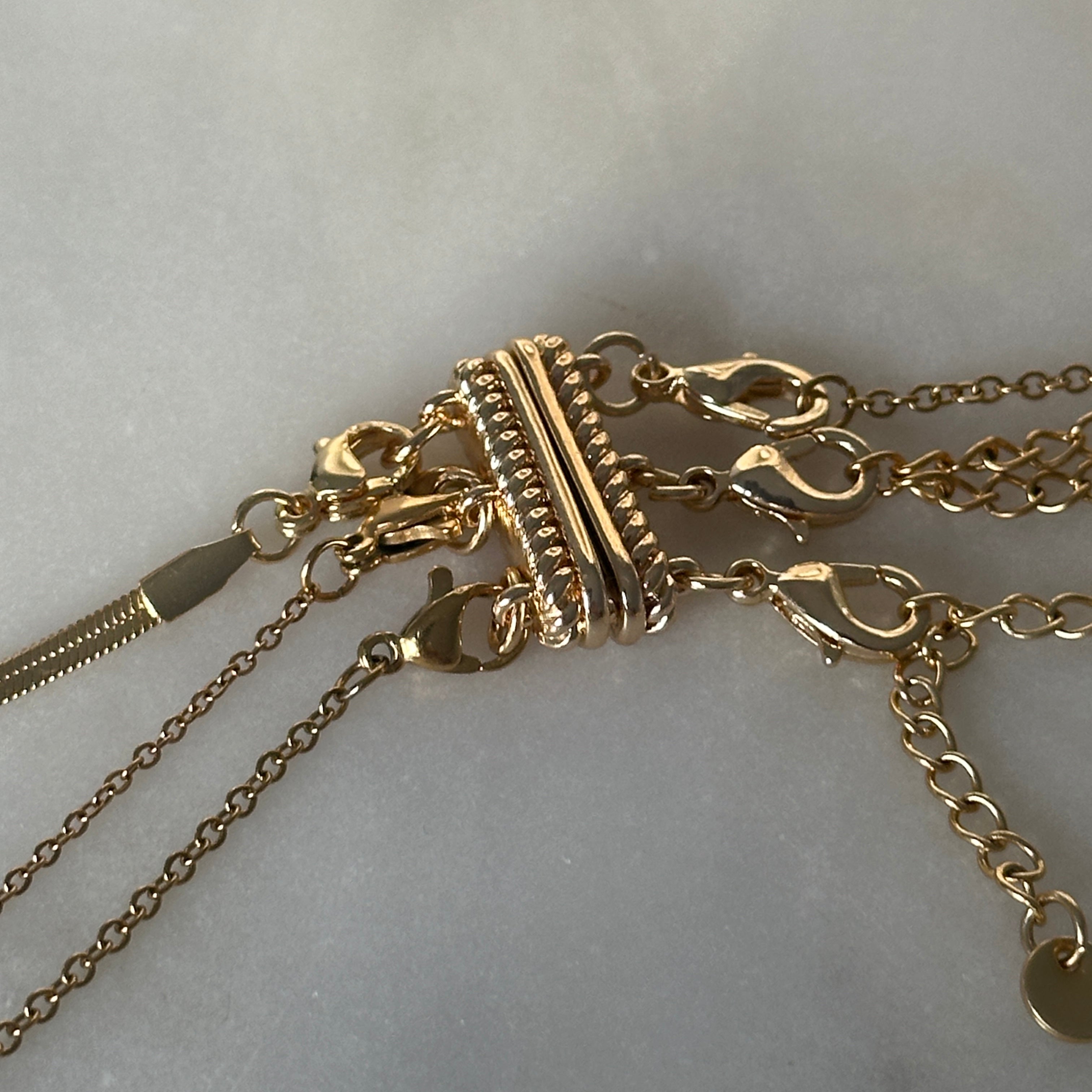 magnetic layering clasp