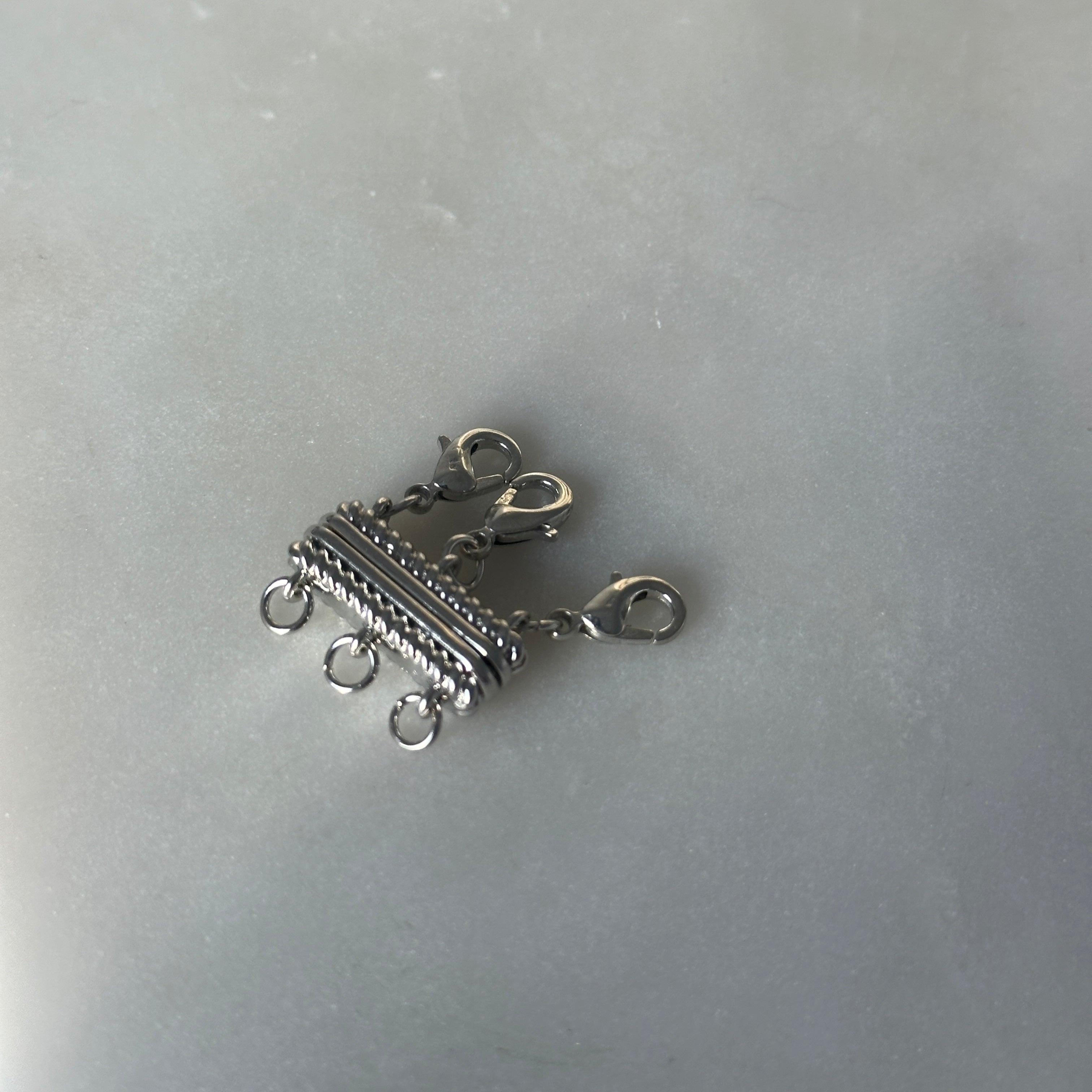 magnetic layering clasp
