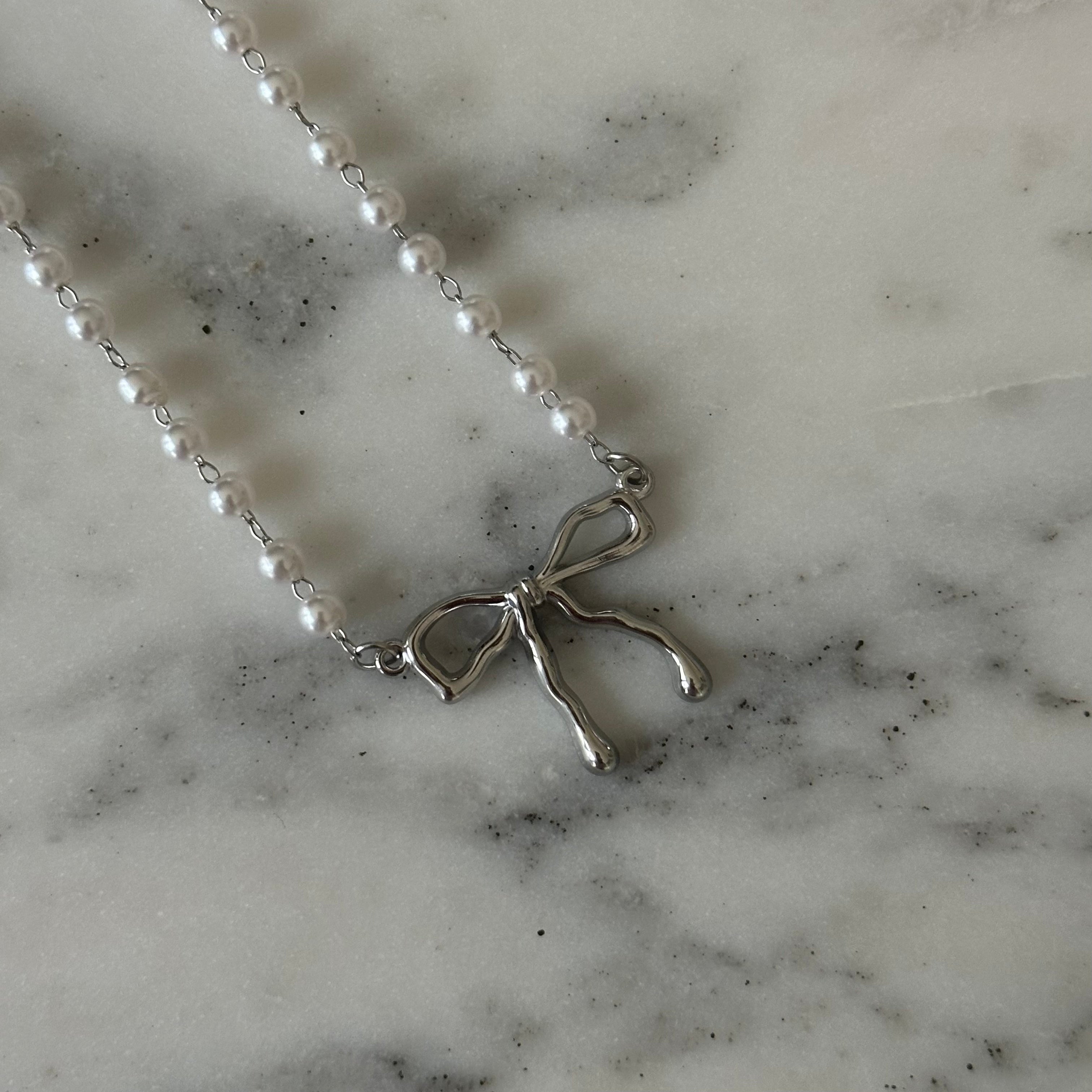 Pearl bow necklace