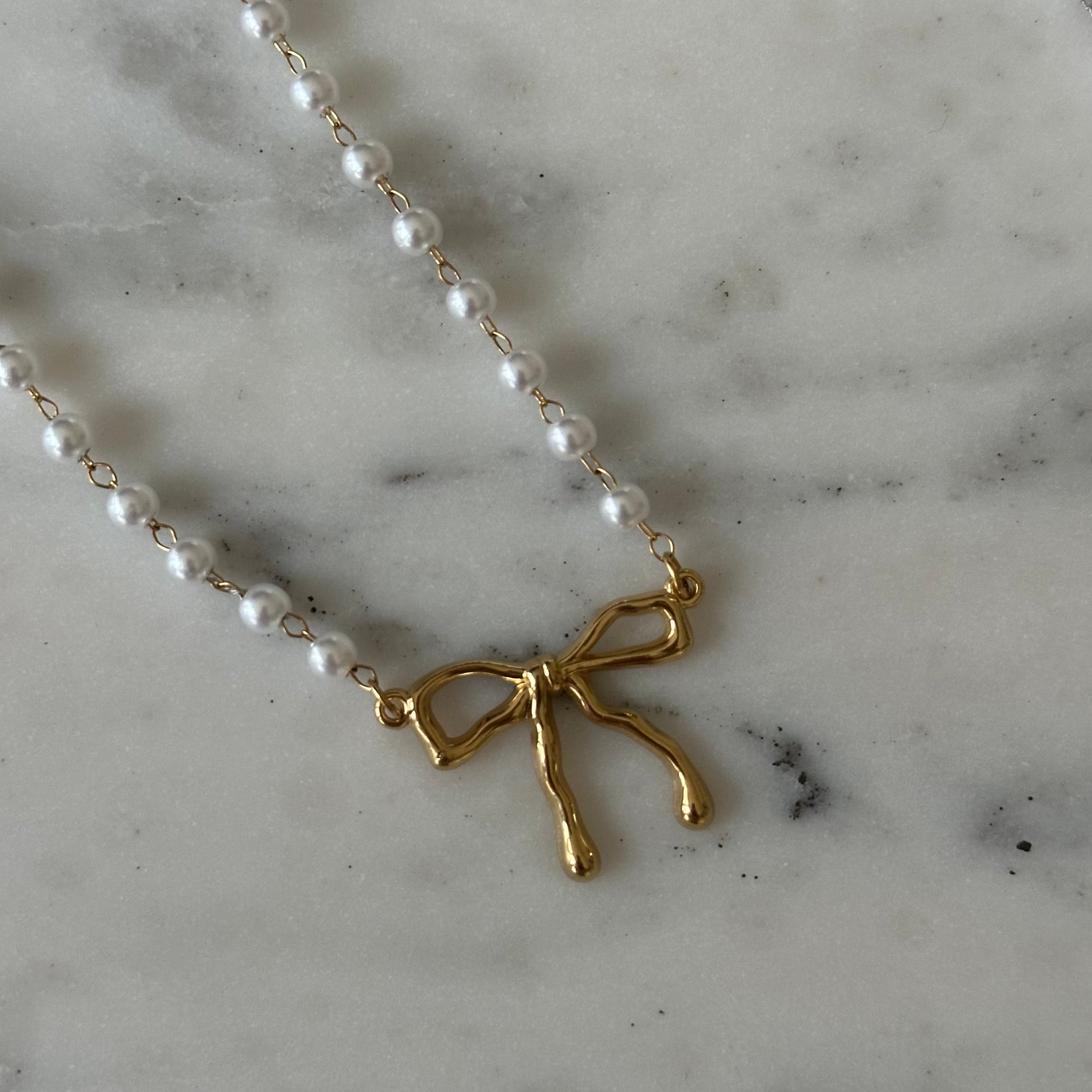 Pearl bow necklace